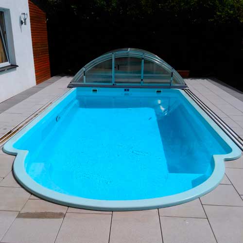 Fertigpool aus Polyester mit Terrasse